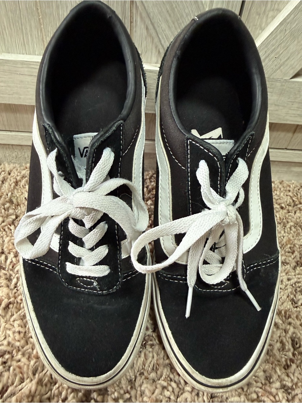 Vans Ward Black and White Low-Top Skate Sneakers (7ladies)